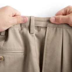 CLASSIC COMFORT. Bügelleichte Chino mit Bundfalten für Herren